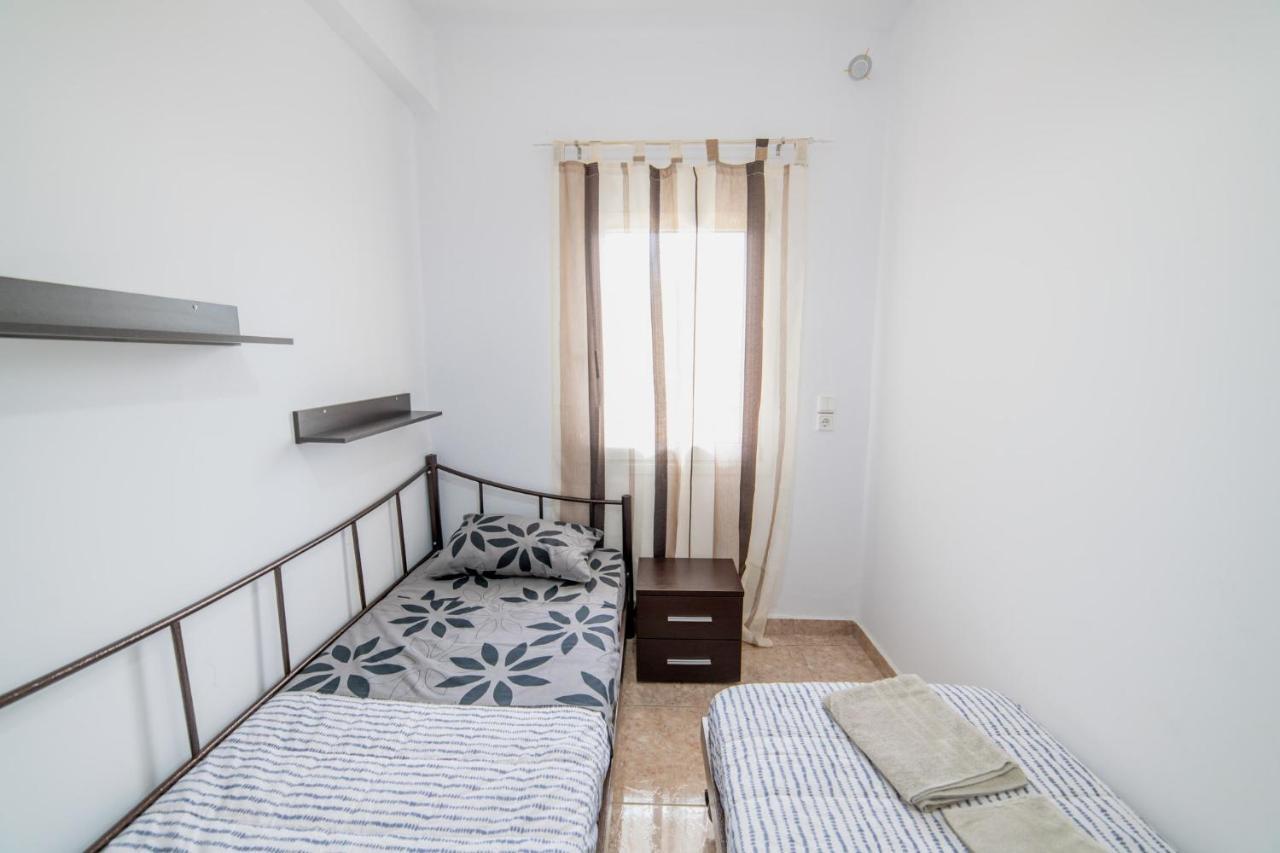 Family Resort 1 Офринион Екстериор снимка